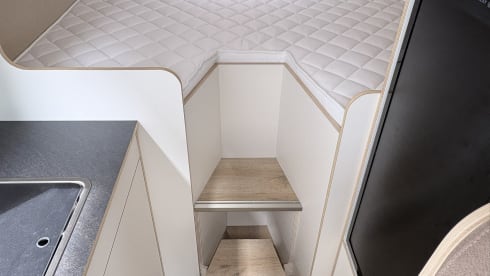 Andre de camperaar – Fijne off-grid camper met lengtebedden 