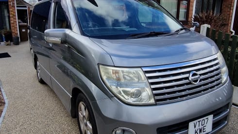 El – 2/3 berth Nissan Elgrand campervan with pop up roof