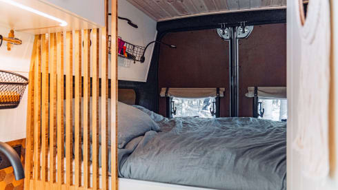 El Monstro – Luxurious and comfortable 2 person camper bus