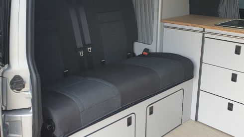 4p Volkswagen campervan uit 2018