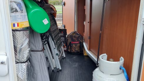 Campie  – Spacious 5p camper with XXL garage 