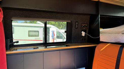 Lottie – Volkswagen Off-Grid Camper Sleeps 4 - Carries 5