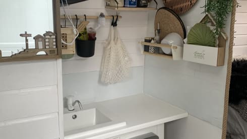 Nujay – 4 berth Peugeot campervan from 2016