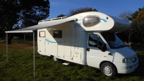 EASY 1 MOTORHOME HIRE JUST TURN UP AND GO