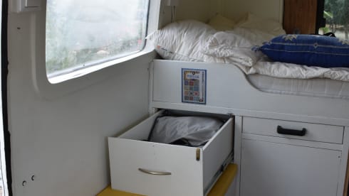 Barry – Unique off-grid oldtimer Mercedes 508 camper