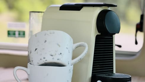 Jackie's hut – Beautiful Peugot Camperbus, 150 HP