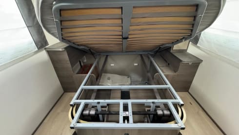 Chausson 758 – 5-person luxury camper with barbecue and outdoor shower 