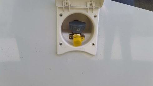 Découvrez notre camping-car McLouis luxueux et pratique - idéal pour les familles !