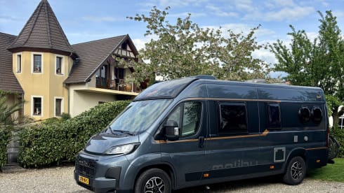 2025 2p Malibu Van Charming GT Skyview