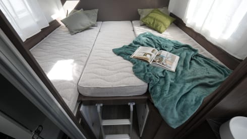 Location de camping-car semi-intégré de luxe Benimar – automatique – 5 places – 2026