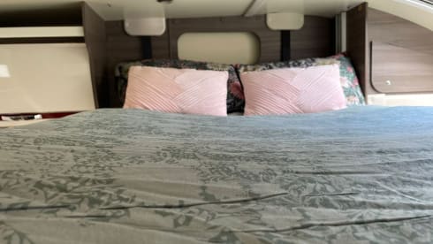 4p 2018 McLouis 473g Carat semi-integrated with pull-down bed