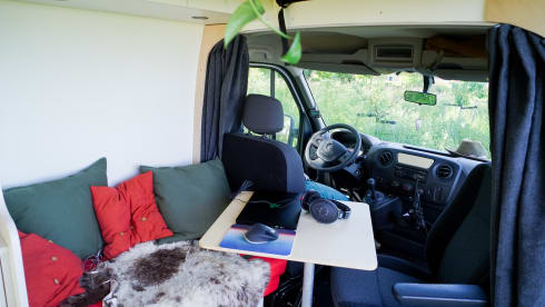 Eli – Luxuriöser autarker Camper – Warmwasser & Außendusche