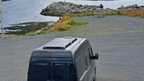 De Craftallic – 3-person camper van with lift bed