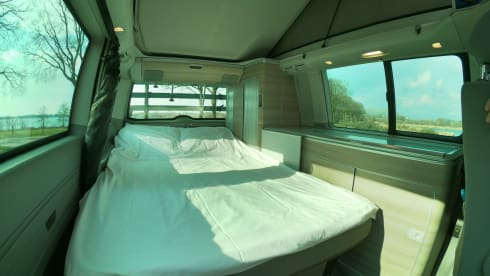 Blauw – Volkswagen T5 California Bus camper with pop-up roof.