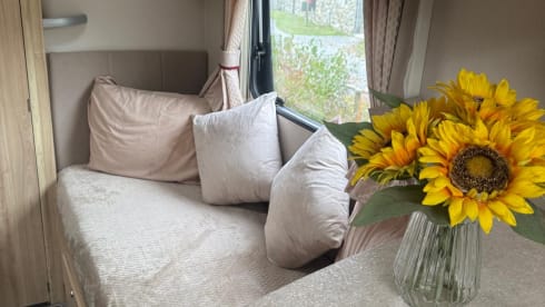 Cezar&Cleo – Eldis Majestic 185 , 4 Berth and 4 belt