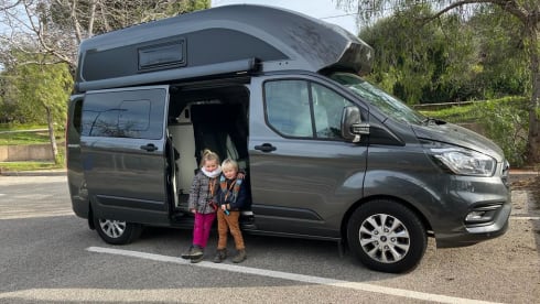 D'eropuit – New campervan Ford Nugget Plus with high roof - 4 people