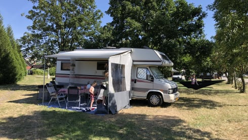 Large 6 person camper for rent. LMC Liberty