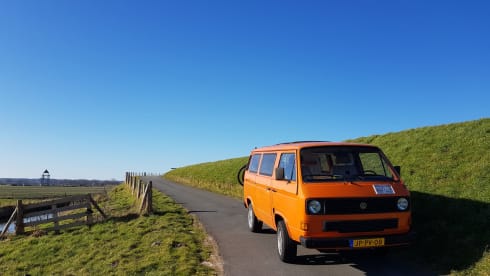 Besje – Cozy 2p Volkswagen T3 bus 'Besje' from 1981