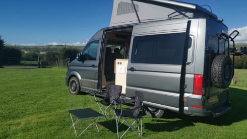 Simon – Volkswagen Crafter Luxus-Wohnmobil mit 4 Schlafplätzen