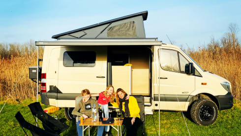 Super nice 4x4 Mercedes bus camper