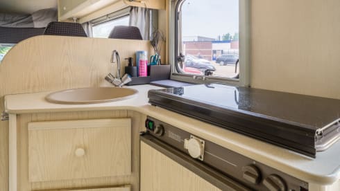 Cozy 8-pers. with 5 fixed berths.