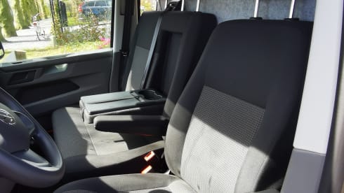 Cozy Custom Volkswagen T6.1 (Automatic!)
