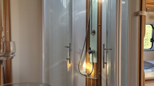 Lexi – Very nice and luxurious complete large camper