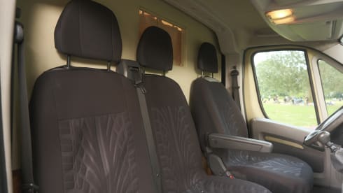 Camper Moos – Atmospheric, completely off-grid self-build camper van 