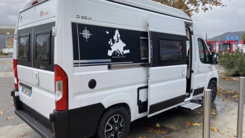 Dreamer – Dreamer D55 UP: pop-up roof, 4 beds, private bathroom and shower!