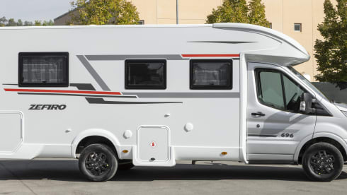 UWO – Fixed Double Bed 4 Berth Motorhome | Couples & Family | Automatic 