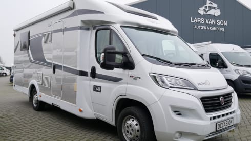 Carado Half Integral, Queen Bed, Lift Bed!!