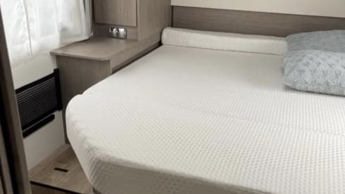 ⭐️⭐️⭐️ 2 person semi-integrated camper queen bed ⭐️⭐️⭐️ 