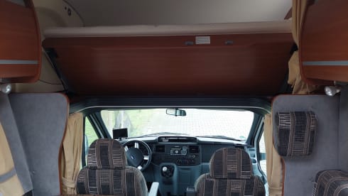 Campie  – Spacious 5p camper with XXL garage 