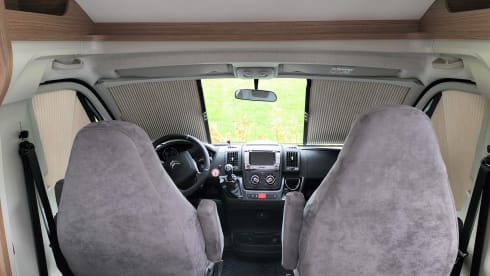 Vannie – From 2022!! - Brand new 2-person camper - Carado V337  