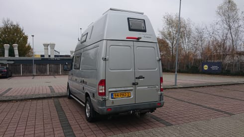 2-person Mercedes-Benz bus from 2003