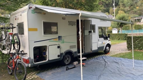 Keurig nette en ruime 6-persoons Chausson uit 2006 met Ford onderstel. 