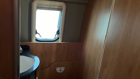 Lovely Hymer bus camper (with lifting roof?!)