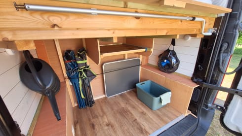 Riebedebie and we're gone! Super cozy converted Opel Movano 2p