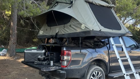 FORD RANGER 2 ROOFTOP TENT – Ford Ranger Wildtrack Auto (2 roof-top tents, ideal for up to 5 people)