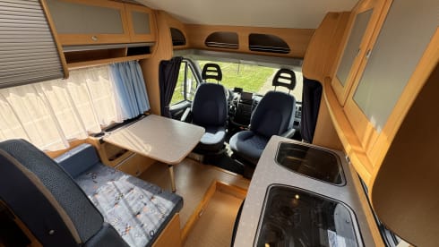 Bel camper semi-integrato Dethleffs per un massimo di 4 persone