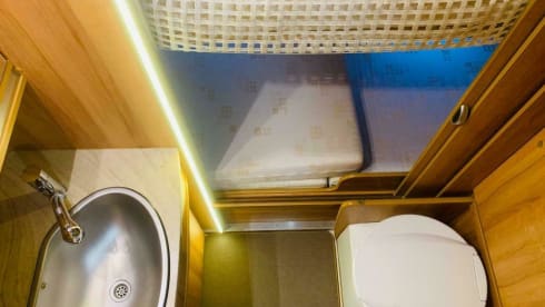 Vario Smurf – 4 fixed beds hotel on wheels