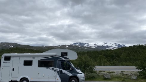 De Glucksmobil! – 6 person family camper Alcove
