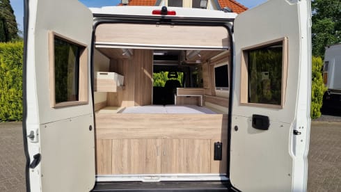 Witte Willem – 2p Peugeot bus uit 2016