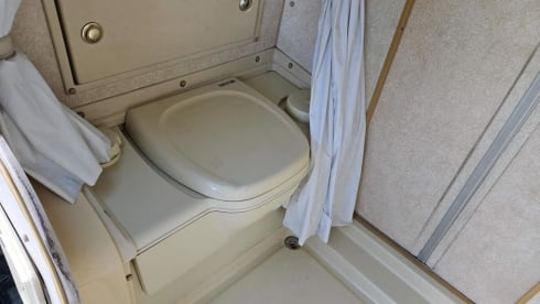 TOM – 5 berth VW T25 Autosleeper Topaz w/ KITCHEN, BATHROOM