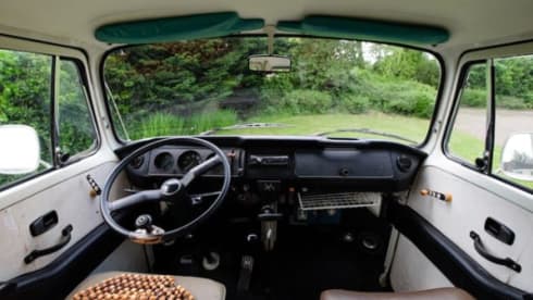 Comigo – Vintage Volkswagen Vacation Bus