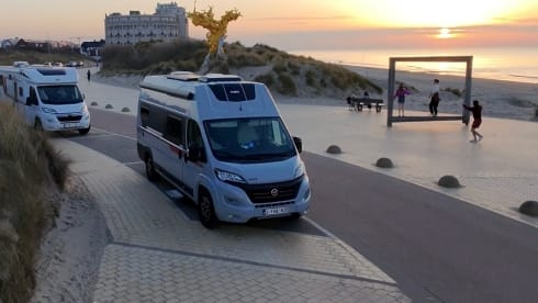 Off grid Campervan met hefbed 2p, grote garage 2024