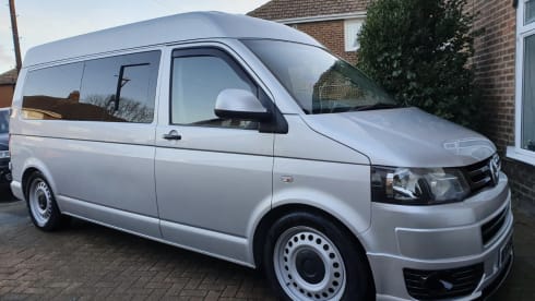 Mellow Yellow – Camping-car de luxe VW T5 avec grand lit et intérieur luxueux noir et jaune