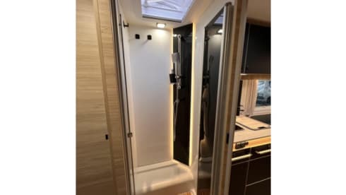 Chausson spacieuse avec boîte automatique, idéale pour les familles