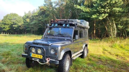 2.5p Landrover Defender 4x4 expedition car 