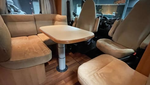 Nirwana – Luxury 2p Hymer from 2015 with fixed Queens bed 